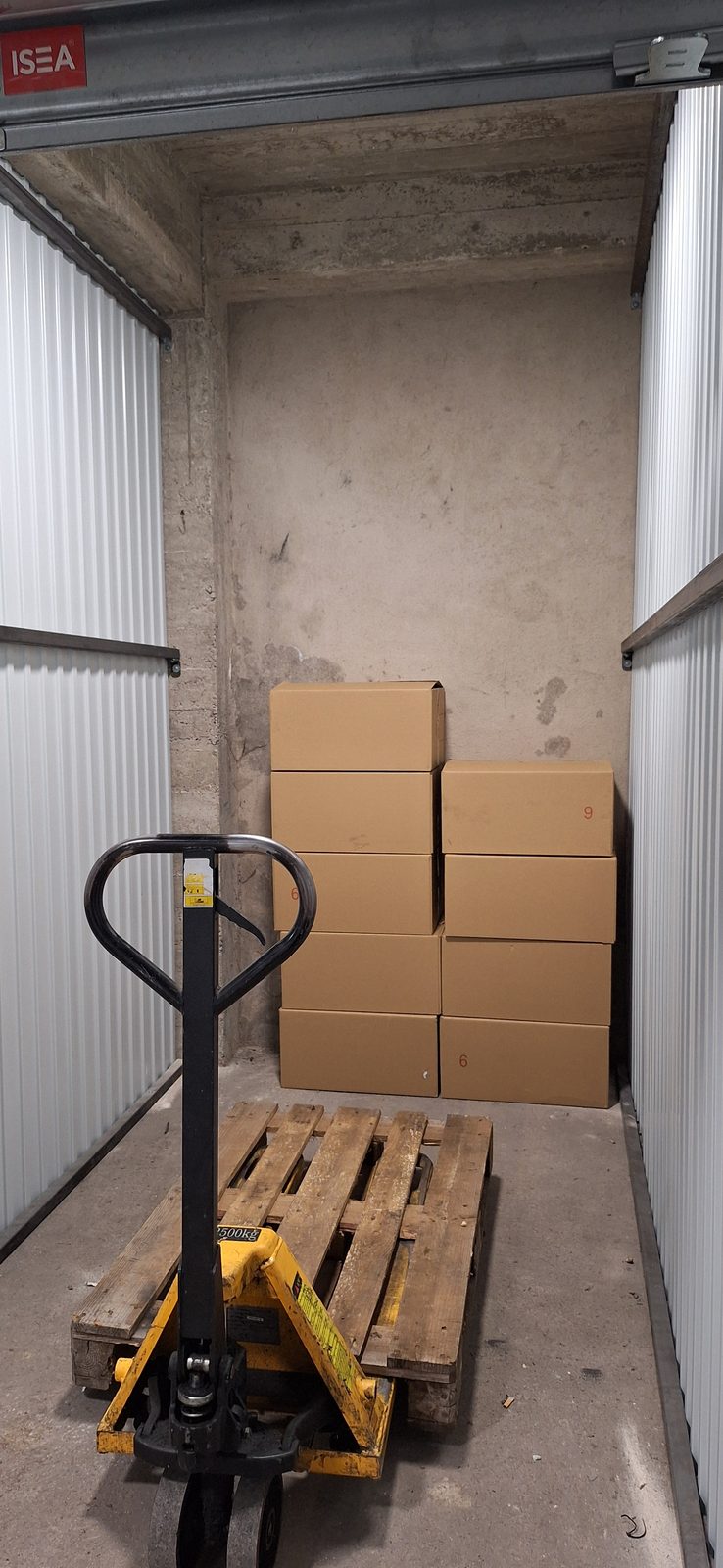 Box de stockage aménagé avec cartons