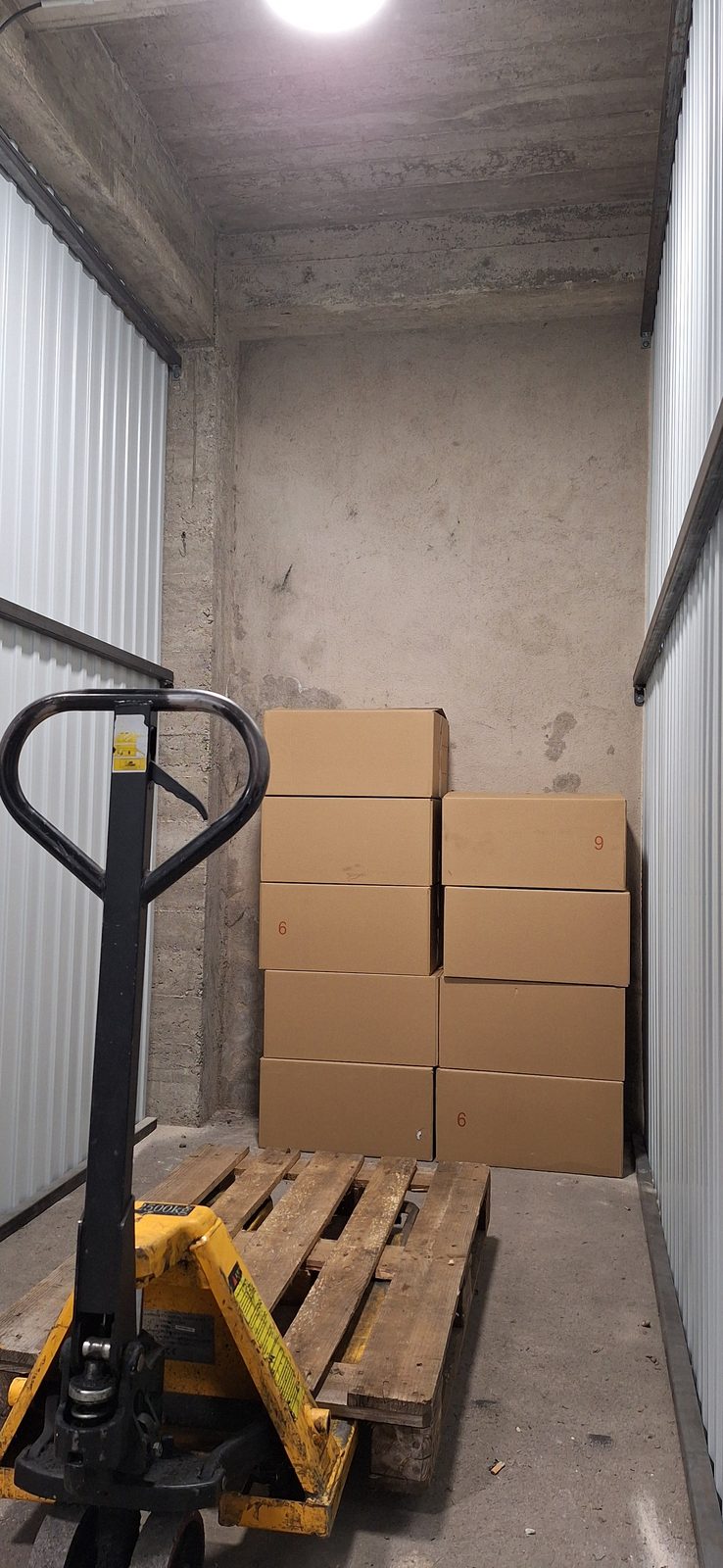 Box de stockage avec cartons rangés